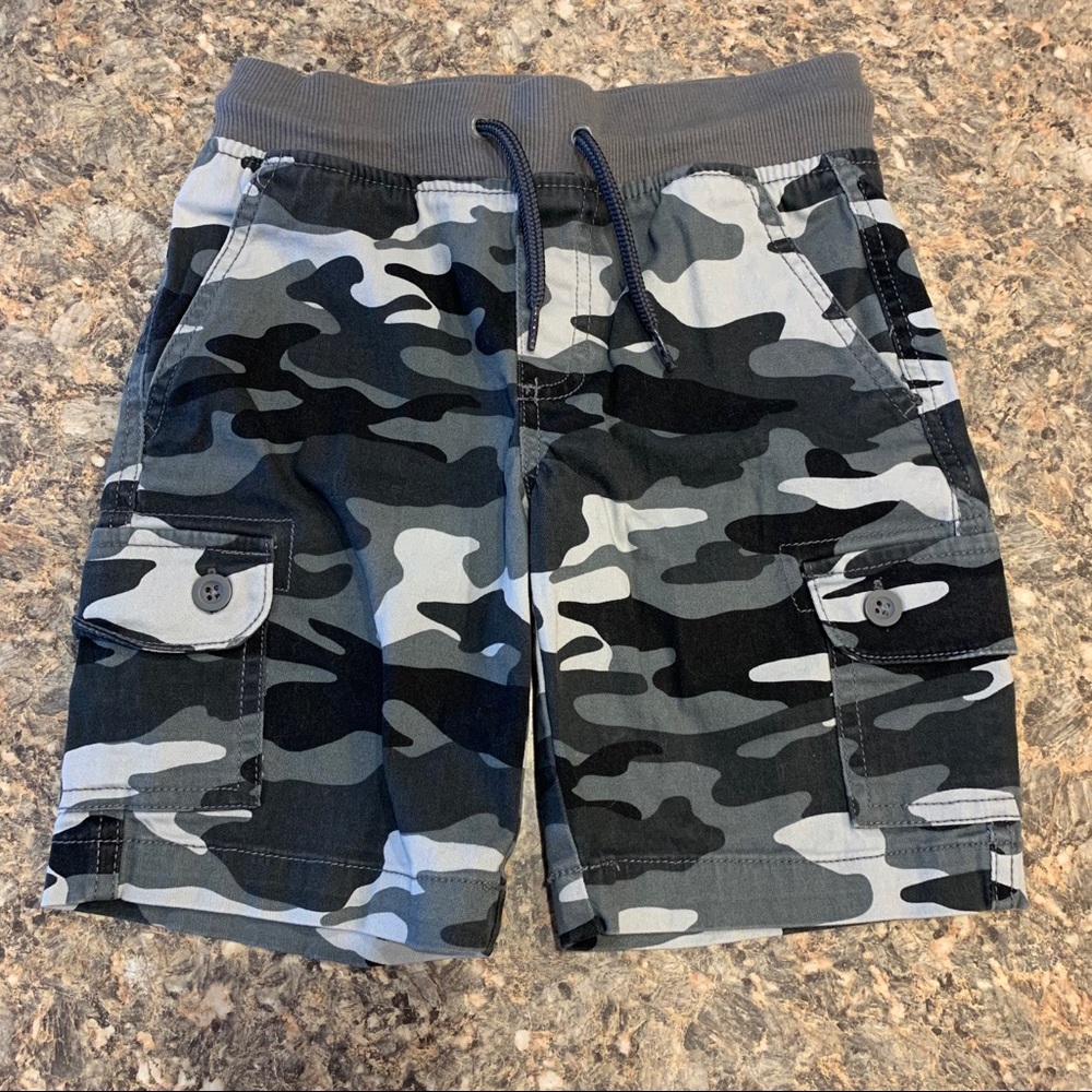 🌺 NWOT Kids gray camo cargo shorts